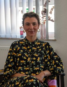 Adina Weiß sitzend