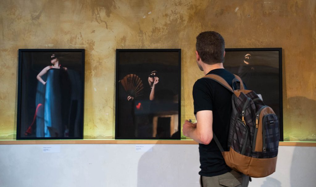 Bilder in der Ausstellung mit Betrachter