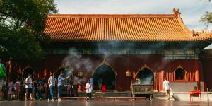 Menschen vor einem Tempel in Peking
