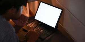 Junge in der Nacht vor einem PC