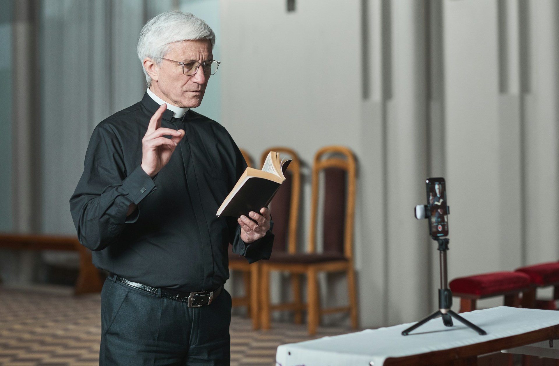 Künstliche Intelligenz und politische Radikalisierung bedrohen kirchliche Arbeit