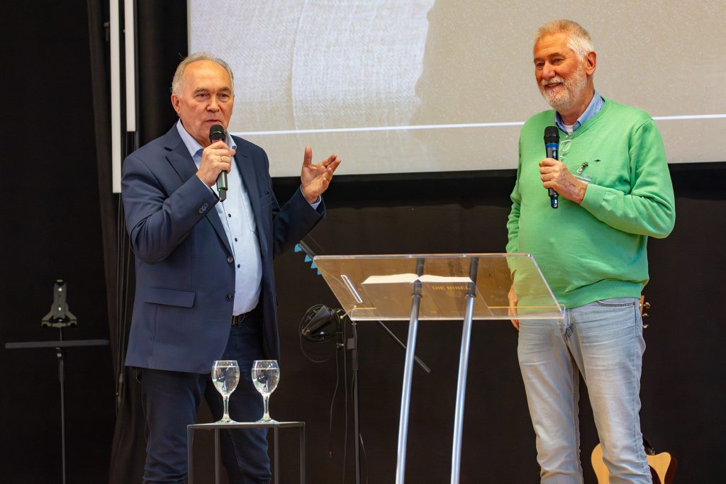 Auf einer Bühne steht ACL-Vorstand Eberhard Ruß mit Martin Scheurmann, Haus Schönblick