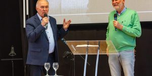 Auf einer Bühne steht ACL-Vorstand Eberhard Ruß mit Martin Scheurmann, Haus Schönblick