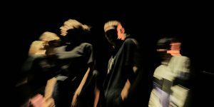 Gruppe junger Menschen in schneller Bewegung, unschaft zu erkennen