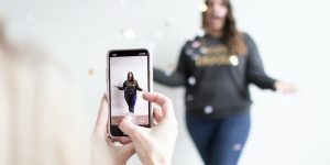 Von einer jungen Frau wird ein Video aufgenommen.