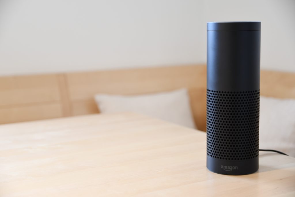 Amazon Alexa auf einem Ecktisch