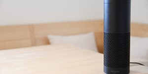 Amazon Alexa auf einem Ecktisch