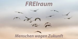 Vögel ziehen über den Himmel. Darüber und darunter der Claim: FREIraum - Menschen wagen Zukunft